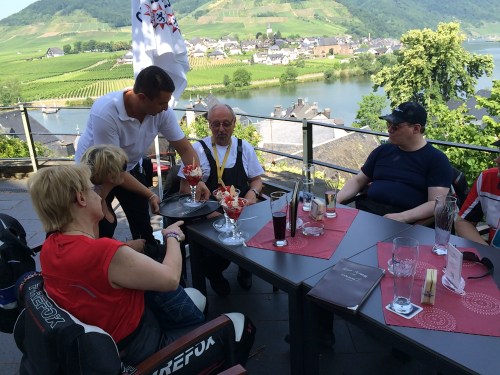 Prachtvolles Wetter, tolle Aussicht, lecker Eis und nette Motorradfahrer - was wollen wir mehr?
