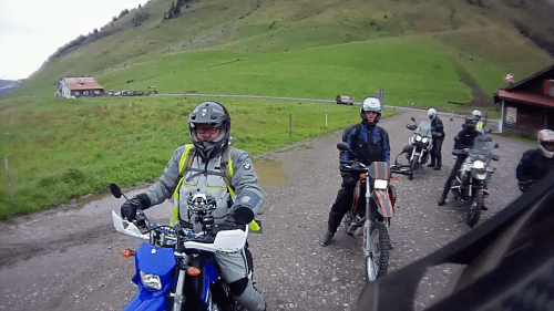 Start zur ersten Enduro-Etappe am Col du Aravis